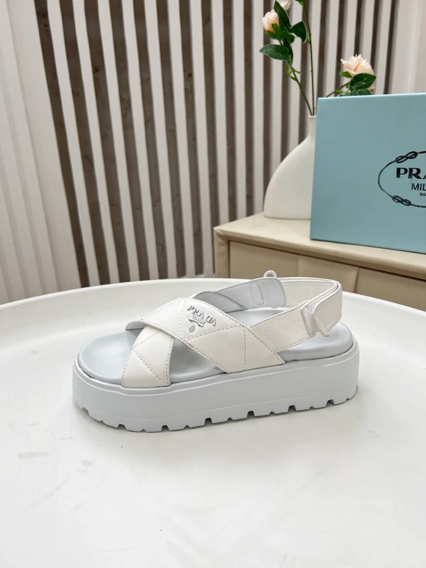 👟👟Ex-factory price 440👟👟 Prada/Prada 25ss summer new couple's beach thick-soled Birkenstock sandals. This shoe style is really a classic design that will not go out of style and is in line with everyone's current pursuit of comfortable and healthy wearing concepts. It is regarded by many domestic and foreign celebrities and fashionistas as an important choice for daily slippers. ✔Upper: imported super soft sheepskin ✔Inner lining: imported sheepskin ✔Hardware: Original molded split hardware ✔Outsole: Ultra-light, wear-resistant and non-slip foam sole ✔Number of yards: 35~40 (custom-made 40 pieces are non-refundable)